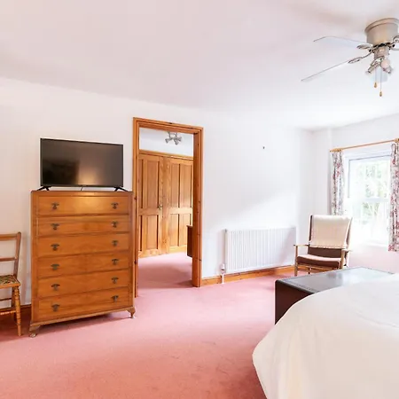 Lolgorien, West Cornwall, Sleeps 8 Вилла