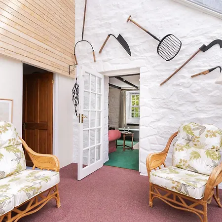Lolgorien, West Cornwall, Sleeps 8 Вилла